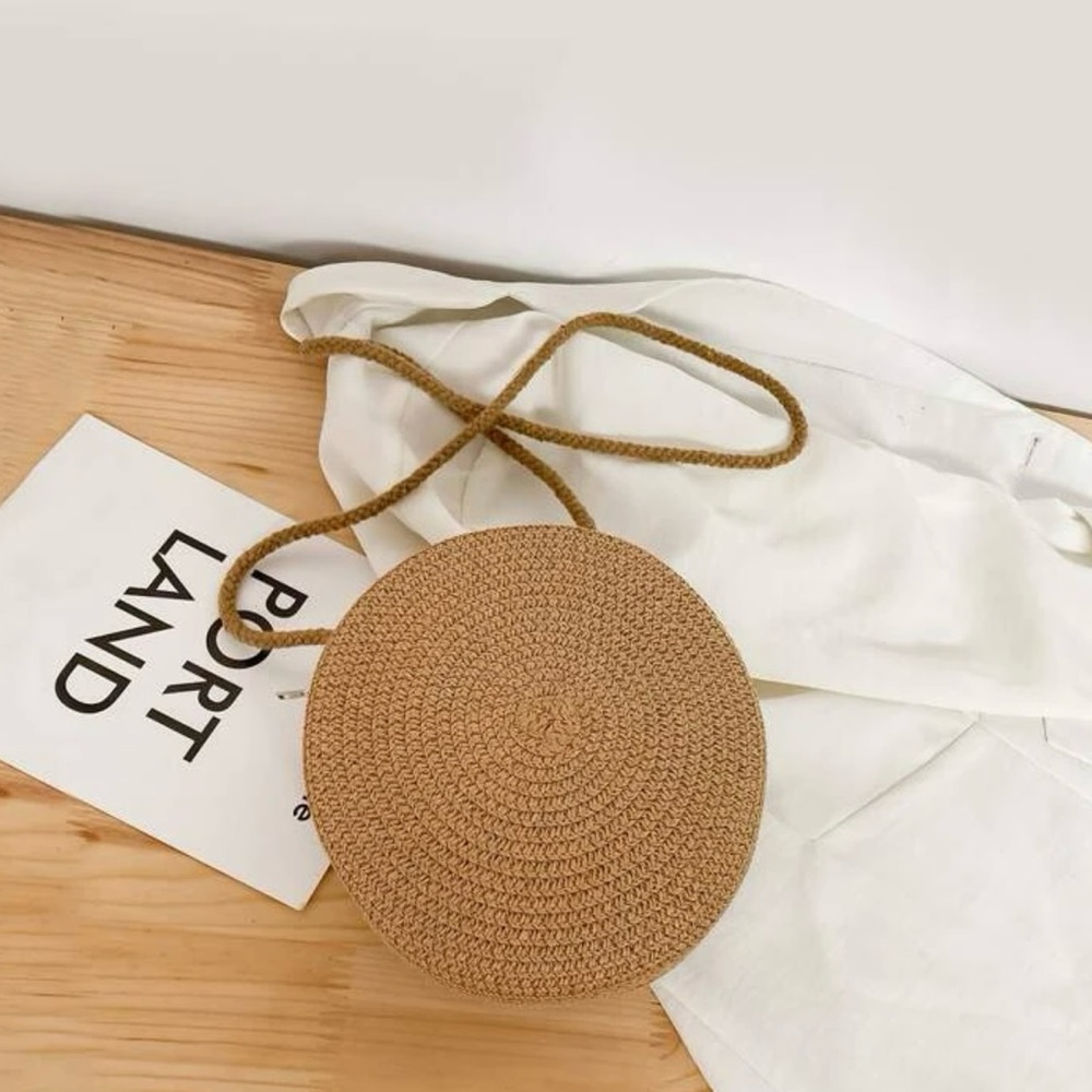 Delicate mini circular straw bag, casual for casual beach vacations.